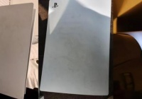 玩家报告说PS5的外壳上有一个莫名其妙的“污点”。该官员尚未给出答复。